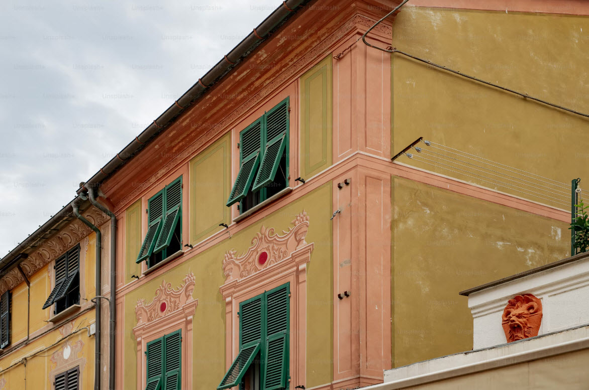 La restauración de edificios históricos contribuye a la conservación del patrimonio, genera empleo local y fomenta el turismo